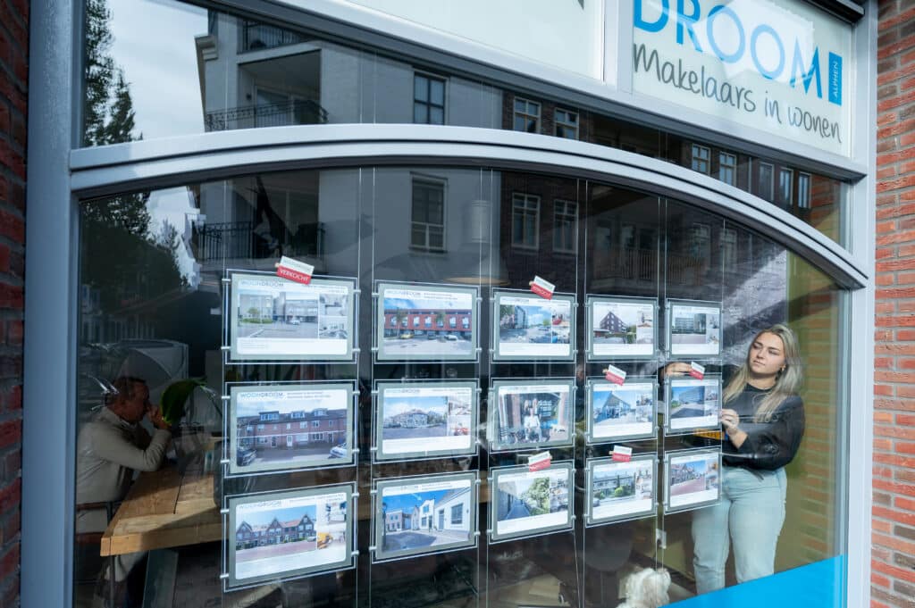 Etalage met huizen te koop